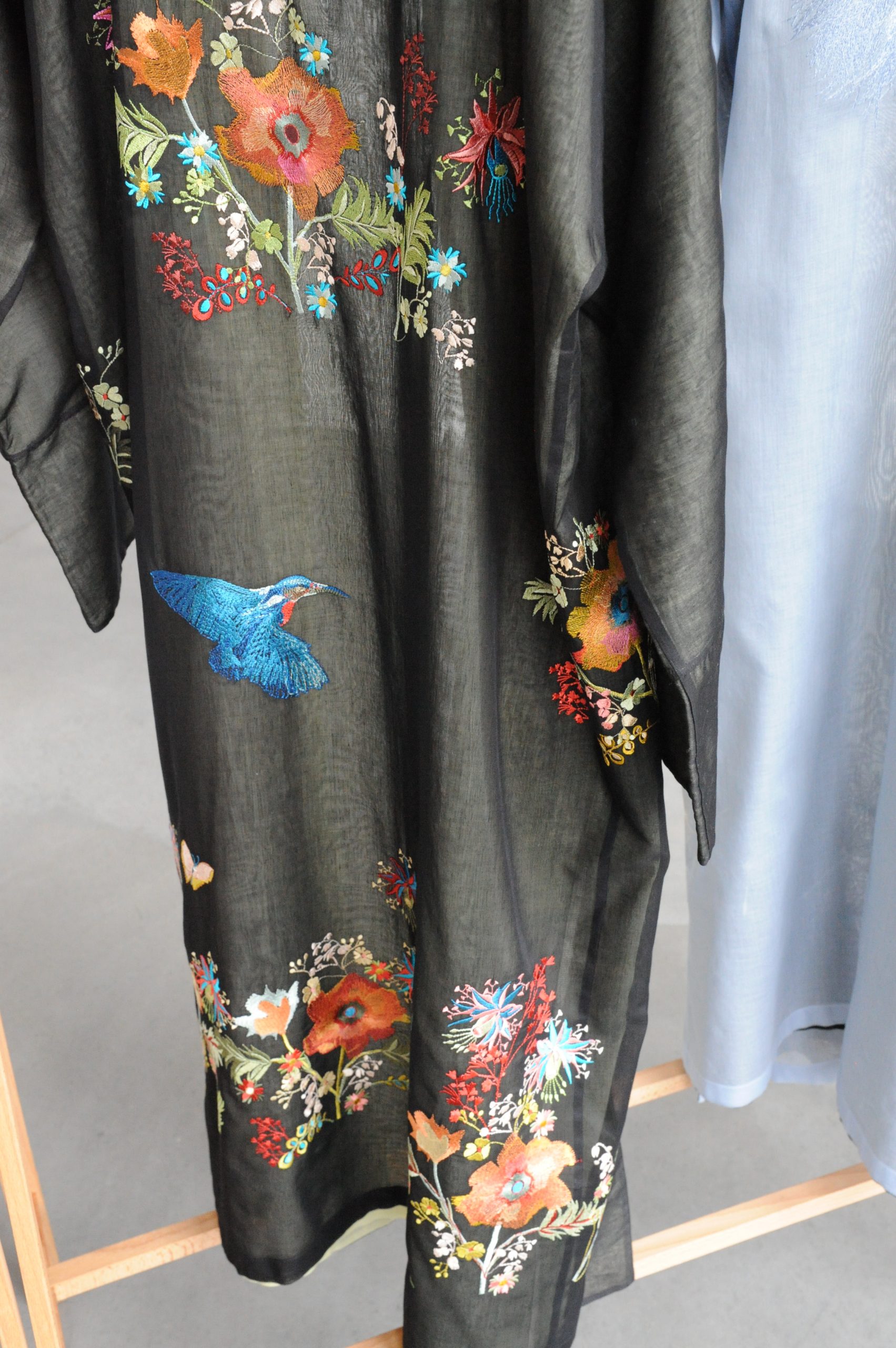 Baumwoll-Kimono, reversibel, mit üppiger Blüten-Stickerei